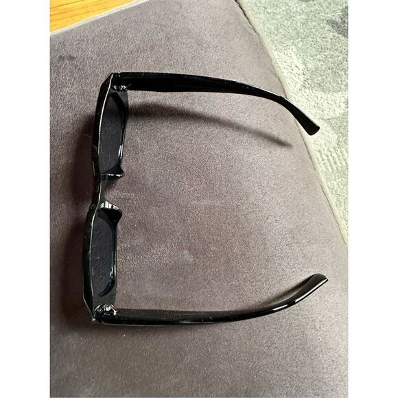 😎🔥PRADA  iconic classic sunglasses, sleek black design , And all one piece mak - Picture 13 of 15